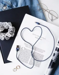 IDEAL OF SWEDEN Kabel - Lightning, USB 1m (Sailor Blue Bloom) -Klipsch Shop a98071 637666147415110490 700x700 vcenterhcenter.jpeg