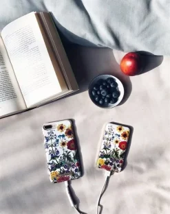 IDEAL OF SWEDEN Kabel - Lightning, USB 1m (Flower Meadow) -Klipsch Shop a98094 637666147438862950 700x700 vcenterhcenter.jpeg